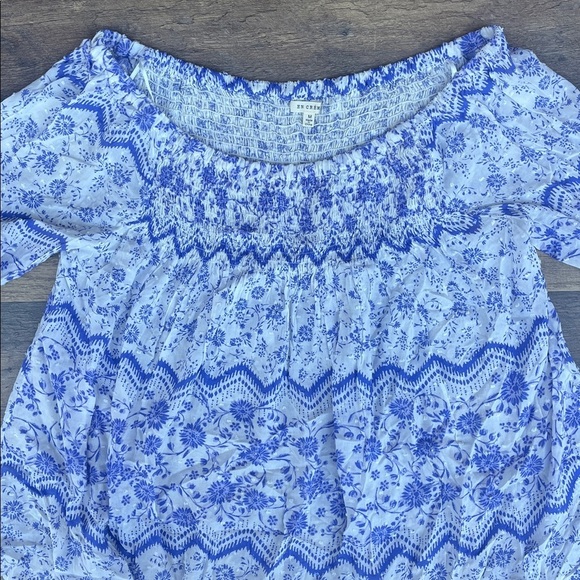 En Creme Floral Blue and White Women's Top - Picture 10 of 11